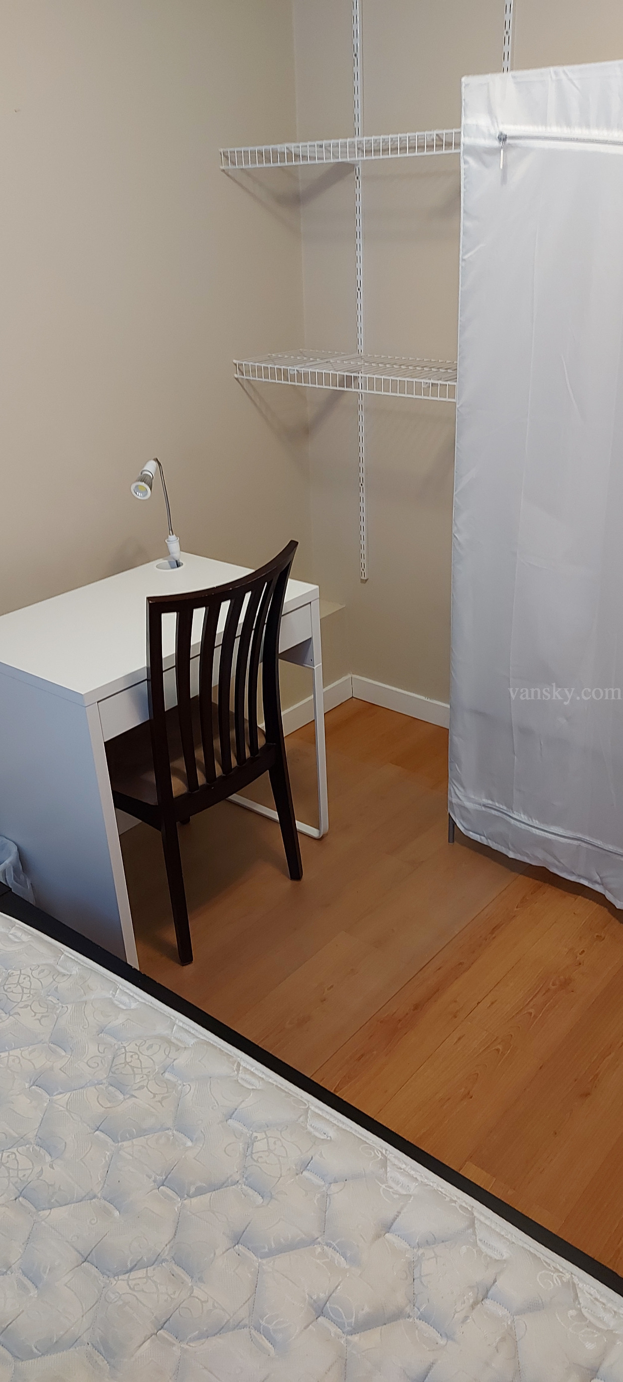 211209120150_small room photo 1.jpg